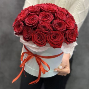 25 красных роз в белой коробке