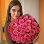 25 нежно розовых роз в белой упаковке